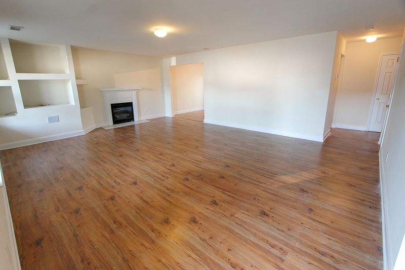 28 Commissioners Ct, Hanahan, SC 29410