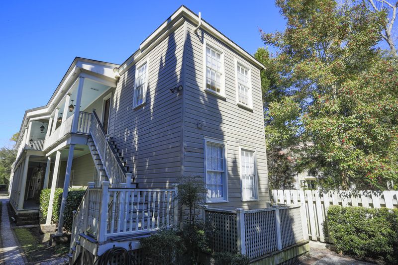 175 Wentworth St #B, Charleston, SC 29401