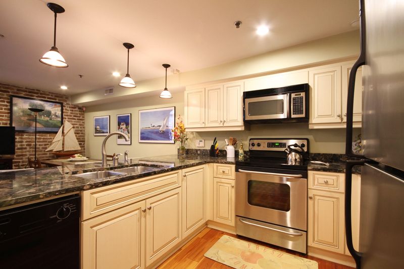 377 King St #204, Charleston, SC 29401
