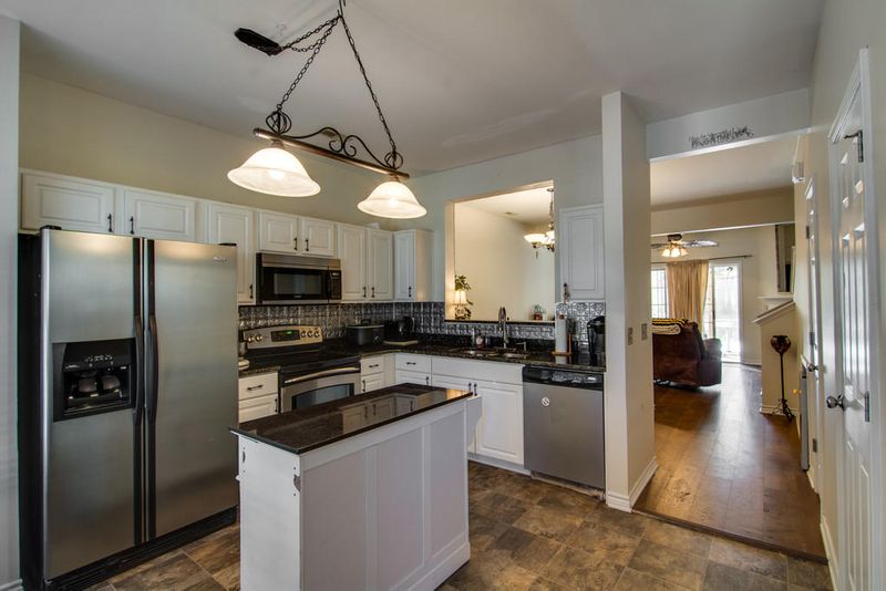 302 Chinquapin Dr, Summerville, SC 29485