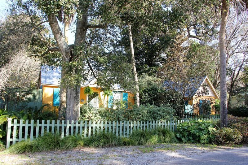 202 E Hudson Ave, Folly Beach, SC 29439