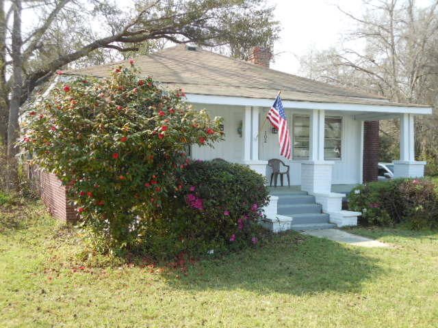 102 Cedar Dr, Saint Stephen, SC 29479