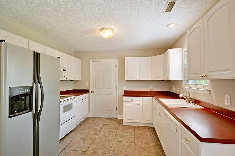 360 Camelot Dr, Goose Creek, SC 29445