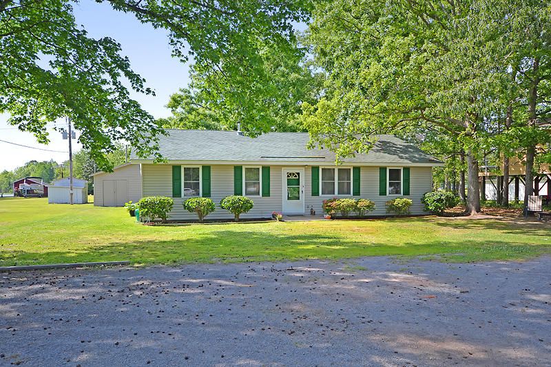 654 Lakeside Dr, Moncks Corner, SC 29461