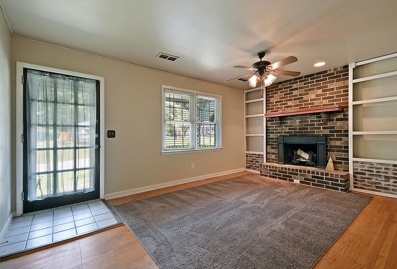 928 Dogwood Ct, Hanahan, SC 29410