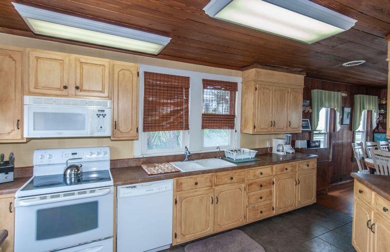 2401 Point St, Edisto Beach, SC 29438