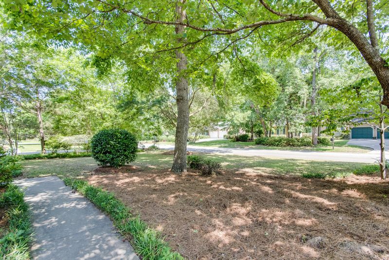863 Law Ln, Mount Pleasant, SC 29464