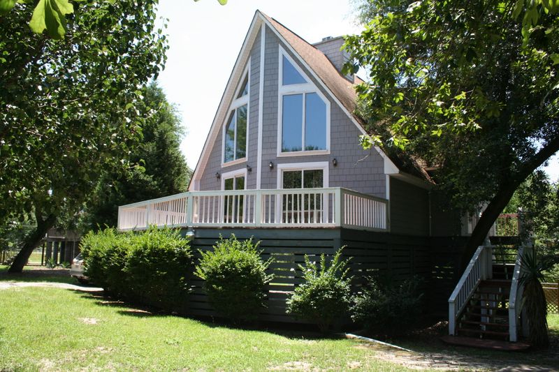 105 N Hampton Dr, Bonneau, SC 29431