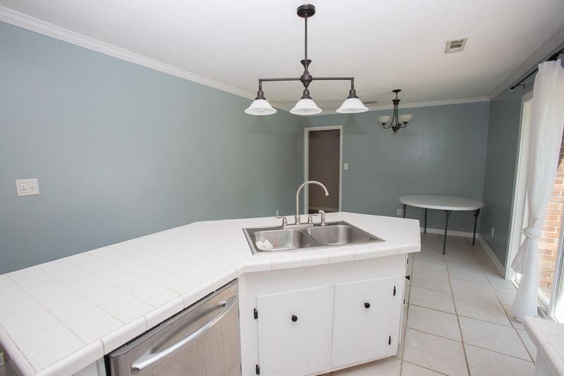 1334 Hampshire Rd, Charleston, SC 29412