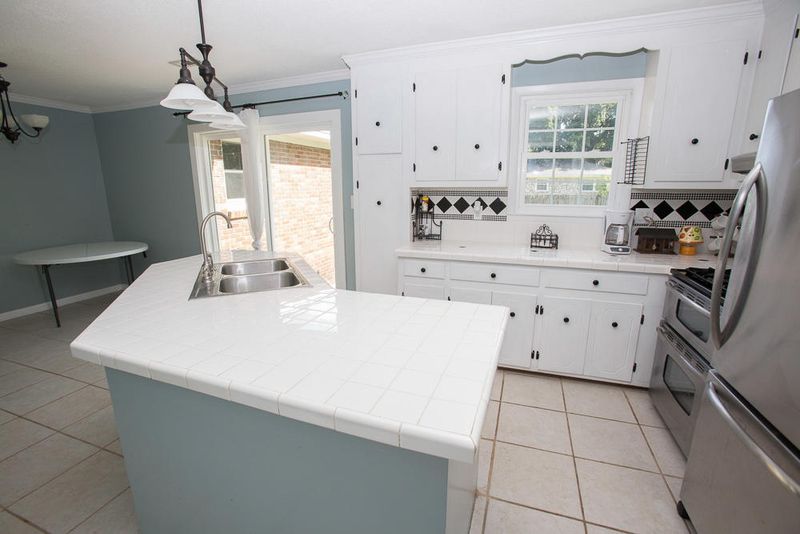 1334 Hampshire Rd, Charleston, SC 29412