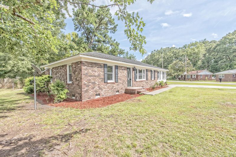 2 Leroy Ct, Goose Creek, SC 29445