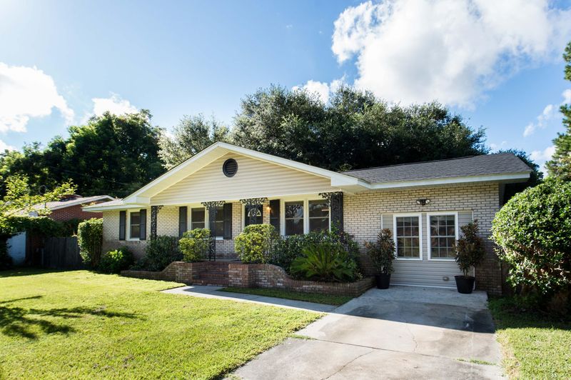 15 Bossis Dr, Charleston, SC 29407