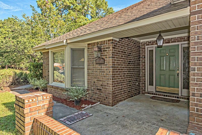 100 Knottingham Dr, Goose Creek, SC 29445