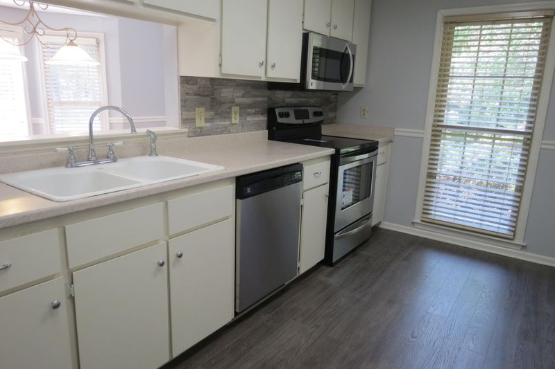 100 Knottingham Dr, Goose Creek, SC 29445
