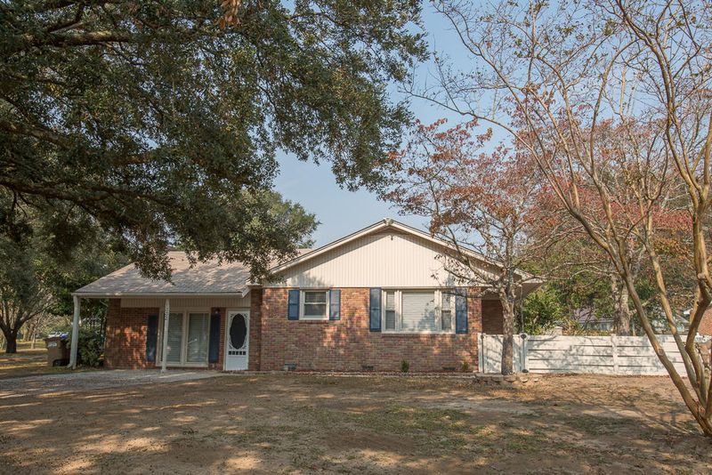 1332 Honeysuckle Ln, Charleston, SC 29412