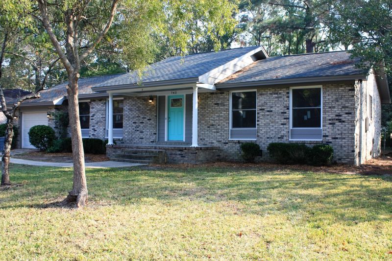 742 Canary Dr, Charleston, SC 29414