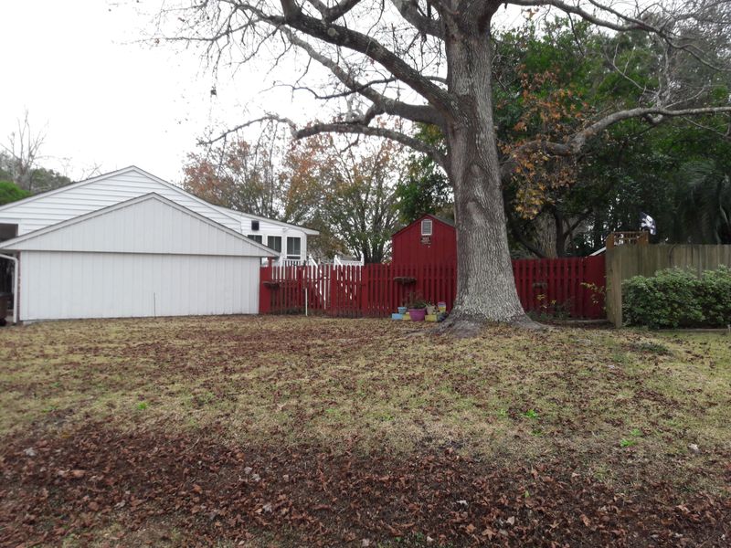 1347 Honeysuckle Ln, Charleston, SC 29412