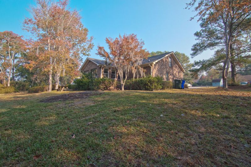 709 Banner Rd, Charleston, SC 29414
