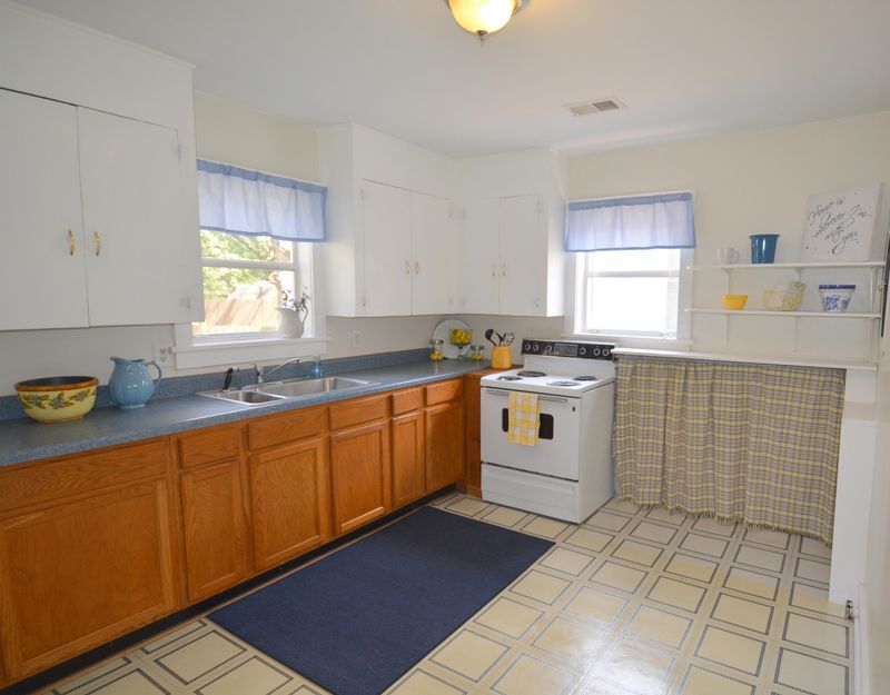 1182 Leesville St, North Charleston, SC 29405