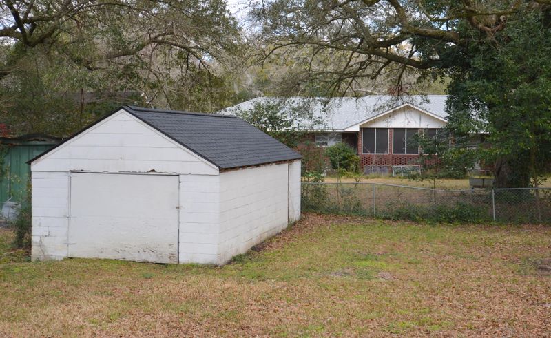 1182 Leesville St, North Charleston, SC 29405