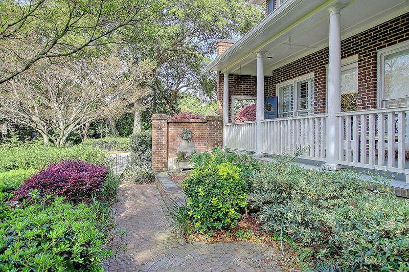 695 Travers Ct, Charleston, SC 29412