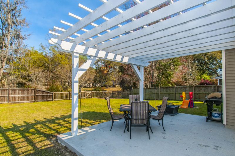 8511 Falling Leaf Ln, Charleston, SC 29420