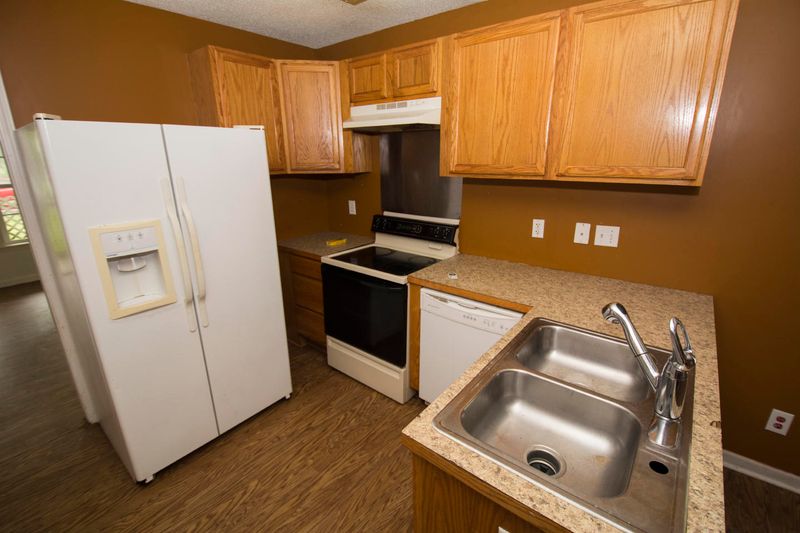 2594 Otranto Rd, North Charleston, SC 29406