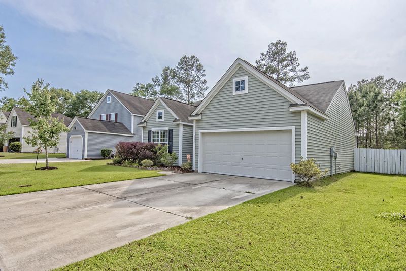 9025 Greenbriar Dr, Summerville, SC 29485
