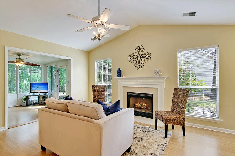 574 Pritchards Point Dr, Mount Pleasant, SC 29464