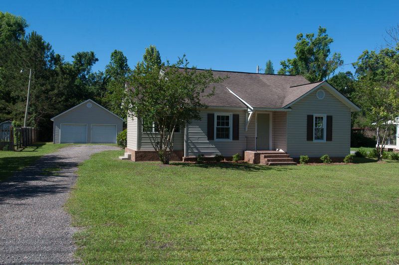 171 Ravenell Dr, Saint Stephen, SC 29479
