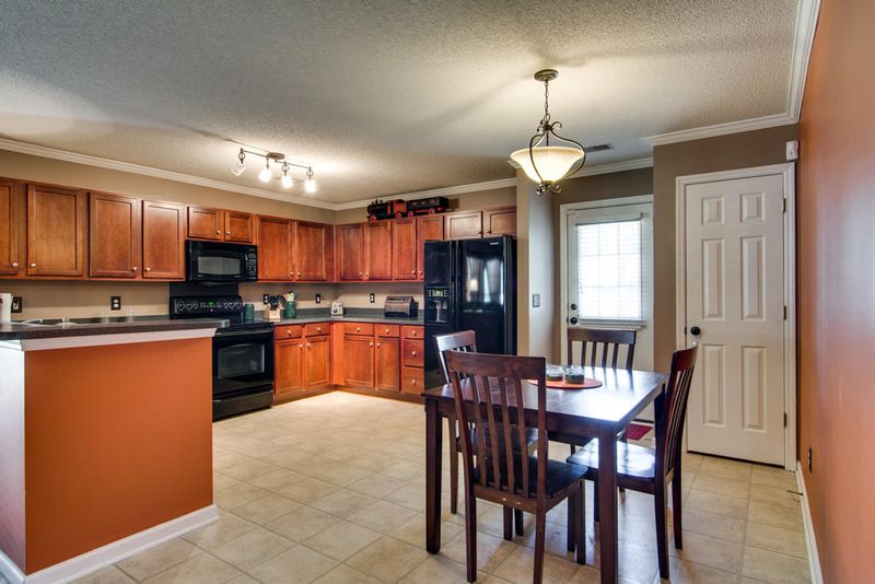 123 Avalon Rd, Summerville, SC 29483