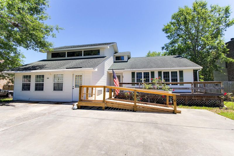 300 Woodbridge Dr, Summerville, SC 29486