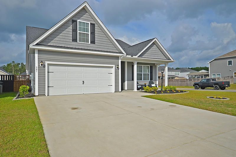 561 Crossland Dr, Moncks Corner, SC 29461