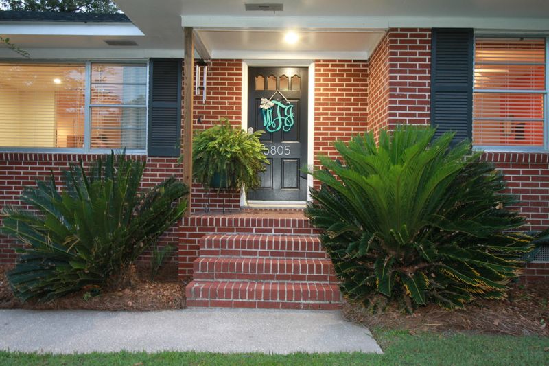 5805 Lakeview Dr, Hanahan, SC 29410