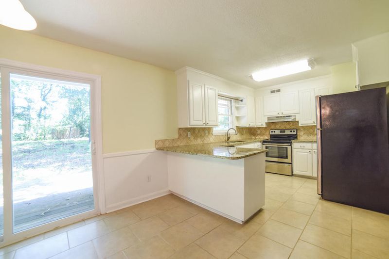 1127 Belvedere Dr, Hanahan, SC 29410