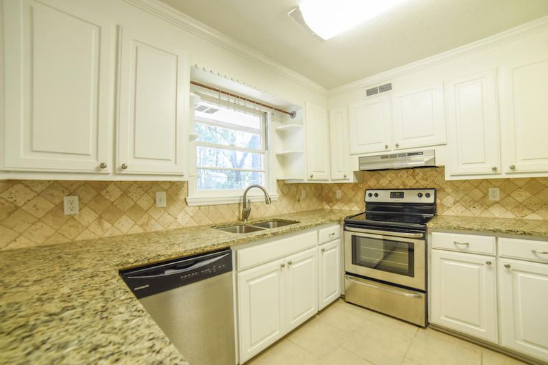 1127 Belvedere Dr, Hanahan, SC 29410