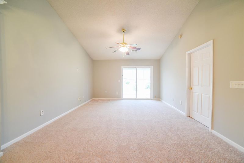 7333 Suncatcher Dr, Hanahan, SC 29410