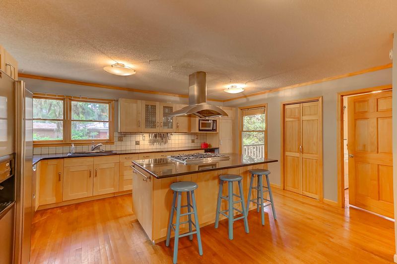 699 Willow Lake Rd, Charleston, SC 29412