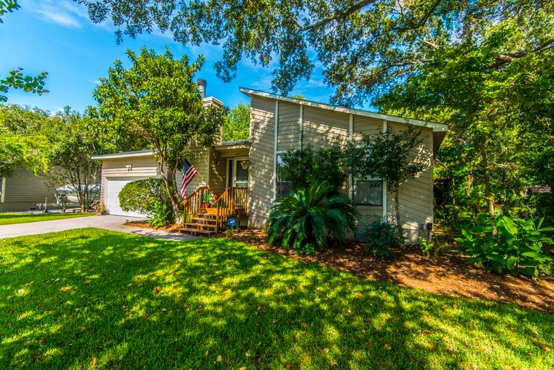 1489 Putnam Dr, Charleston, SC 29412