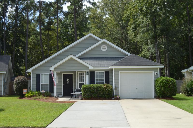 111 Trickle Dr, Summerville, SC 29483