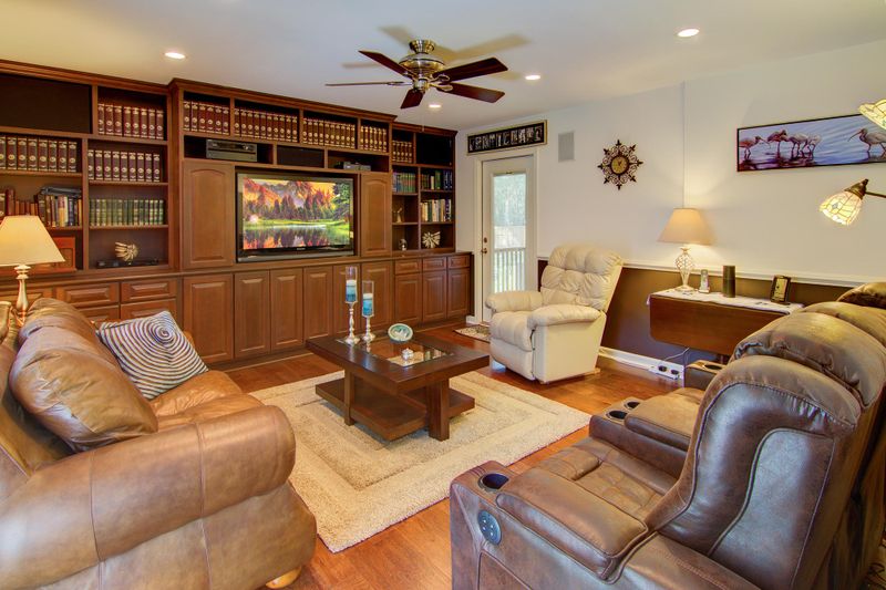 1542 Longview Rd, Mount Pleasant, SC 29464