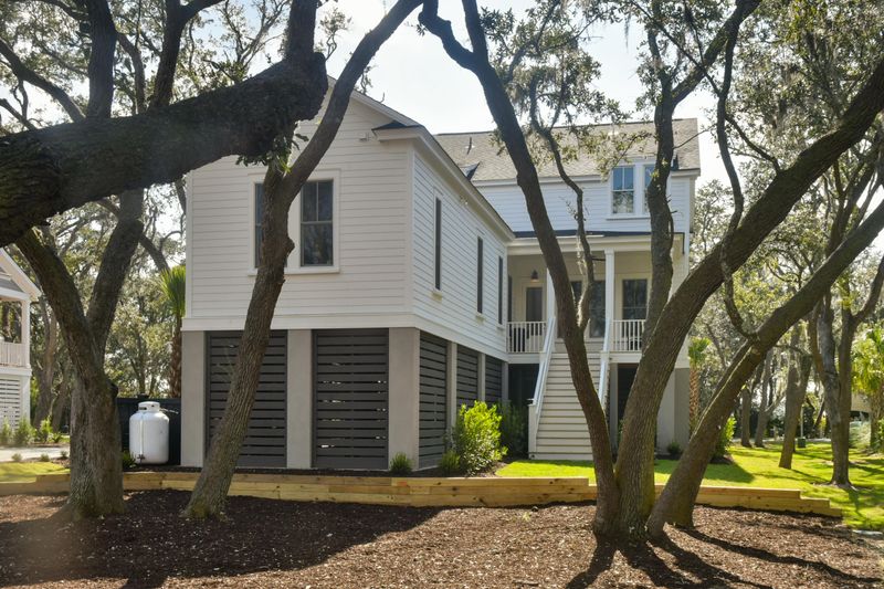 1866 Headquarters Plantation Dr, Johns Island, SC 29455