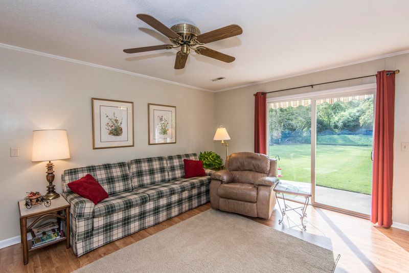 1279 Redeemer Dr, Hanahan, SC 29410
