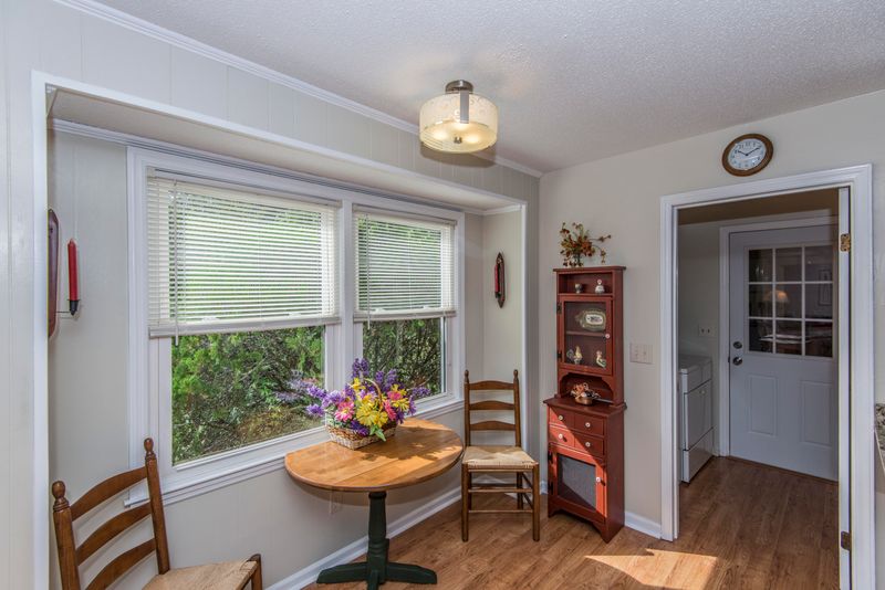 1279 Redeemer Dr, Hanahan, SC 29410