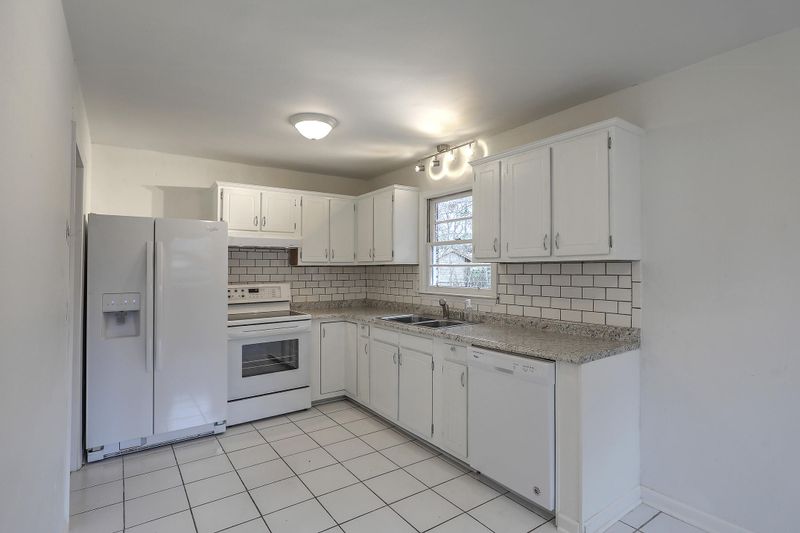 4 Middlesex Ave, Goose Creek, SC 29445