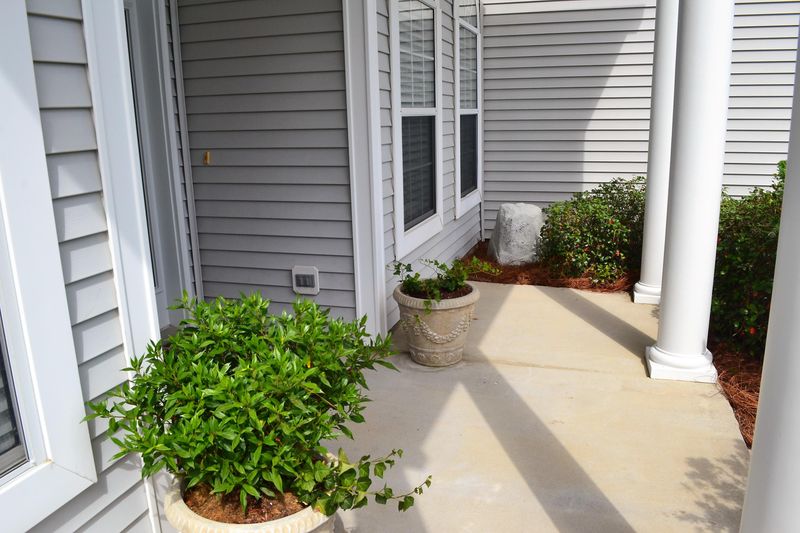 7300 Coopers Hawk Dr, Hanahan, SC 29410