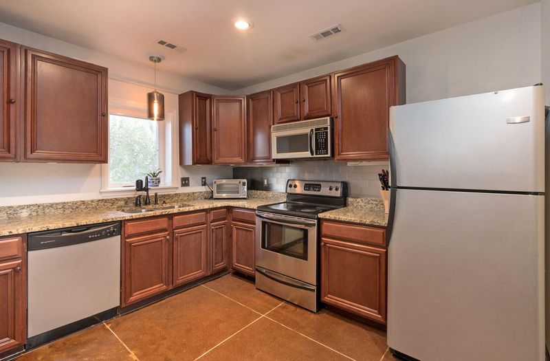 24 Strawberry Ln #C, Charleston, SC 29403