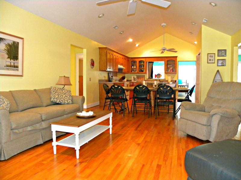 621 Pompano Rd, Edisto Island, SC 29438