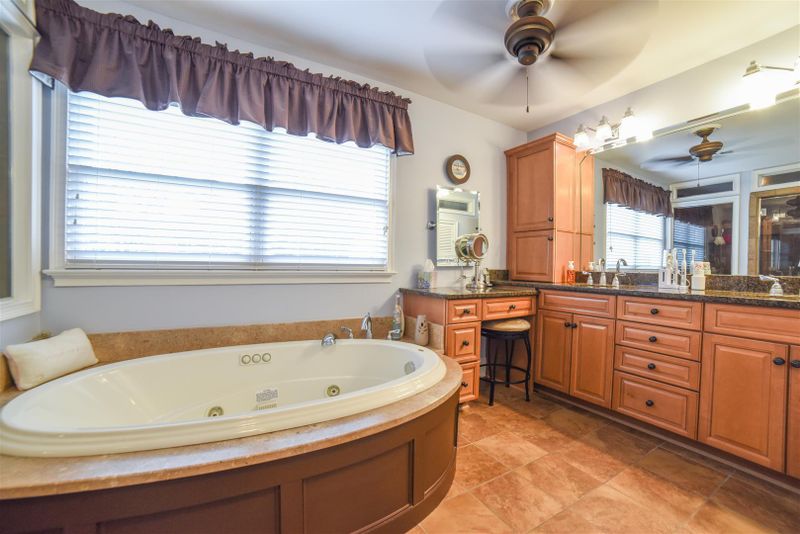 2 Avon Ct, Charleston, SC 29407