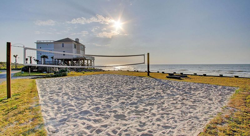 1 Sumter Dr, Folly Beach, SC 29439